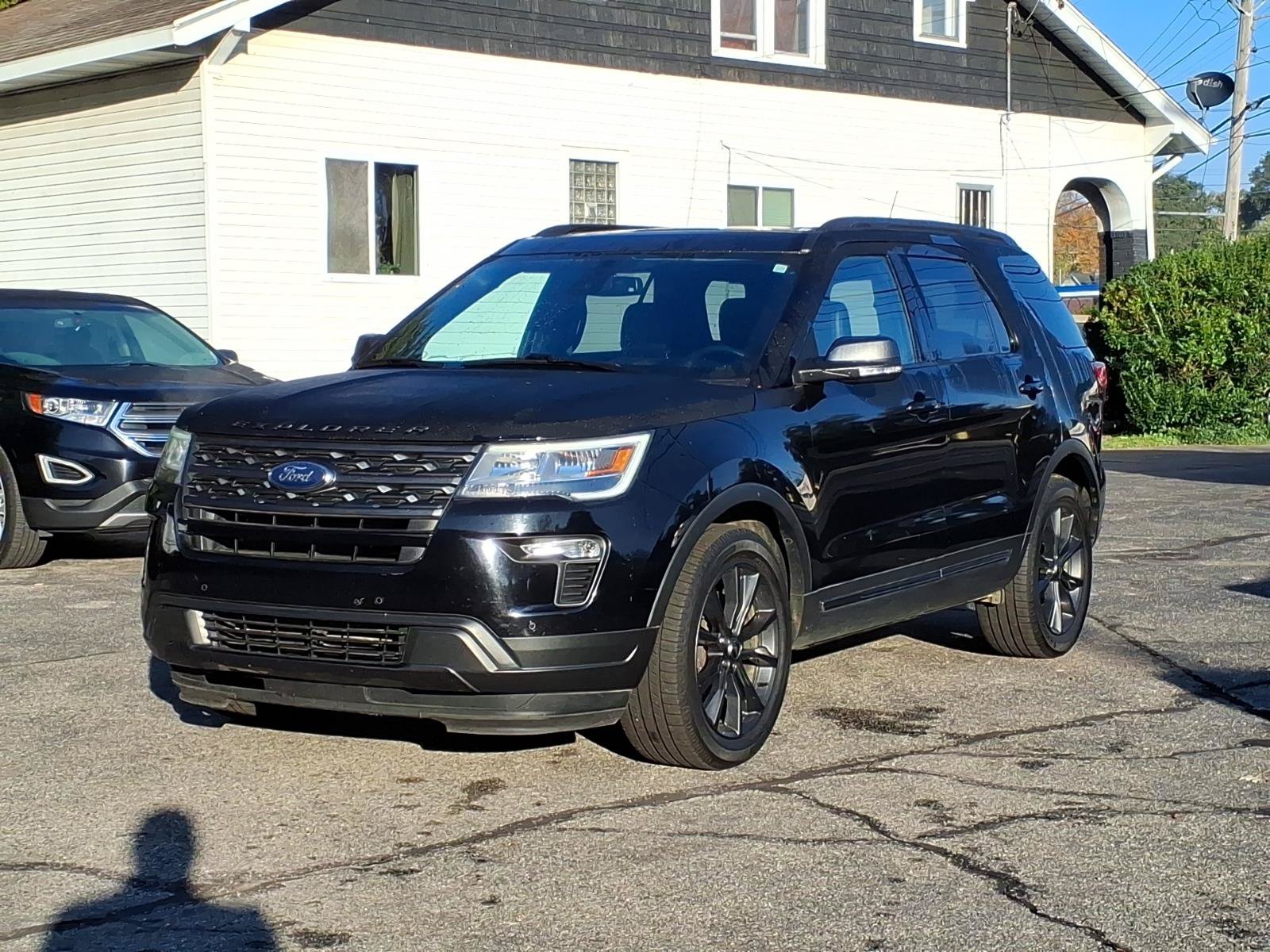 Used 2019 Ford Explorer XLT w/ Equipment Group 202A AWD/4WD image 1