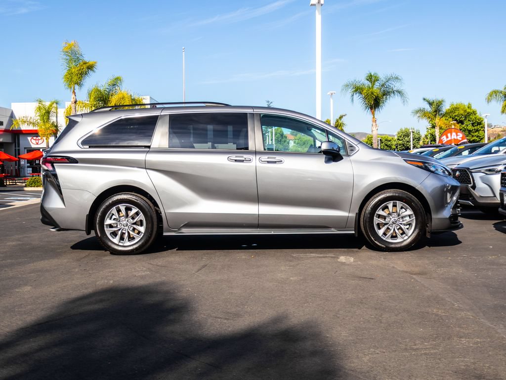 Used 2026 Toyota Sienna LE AWD/4WD image 10