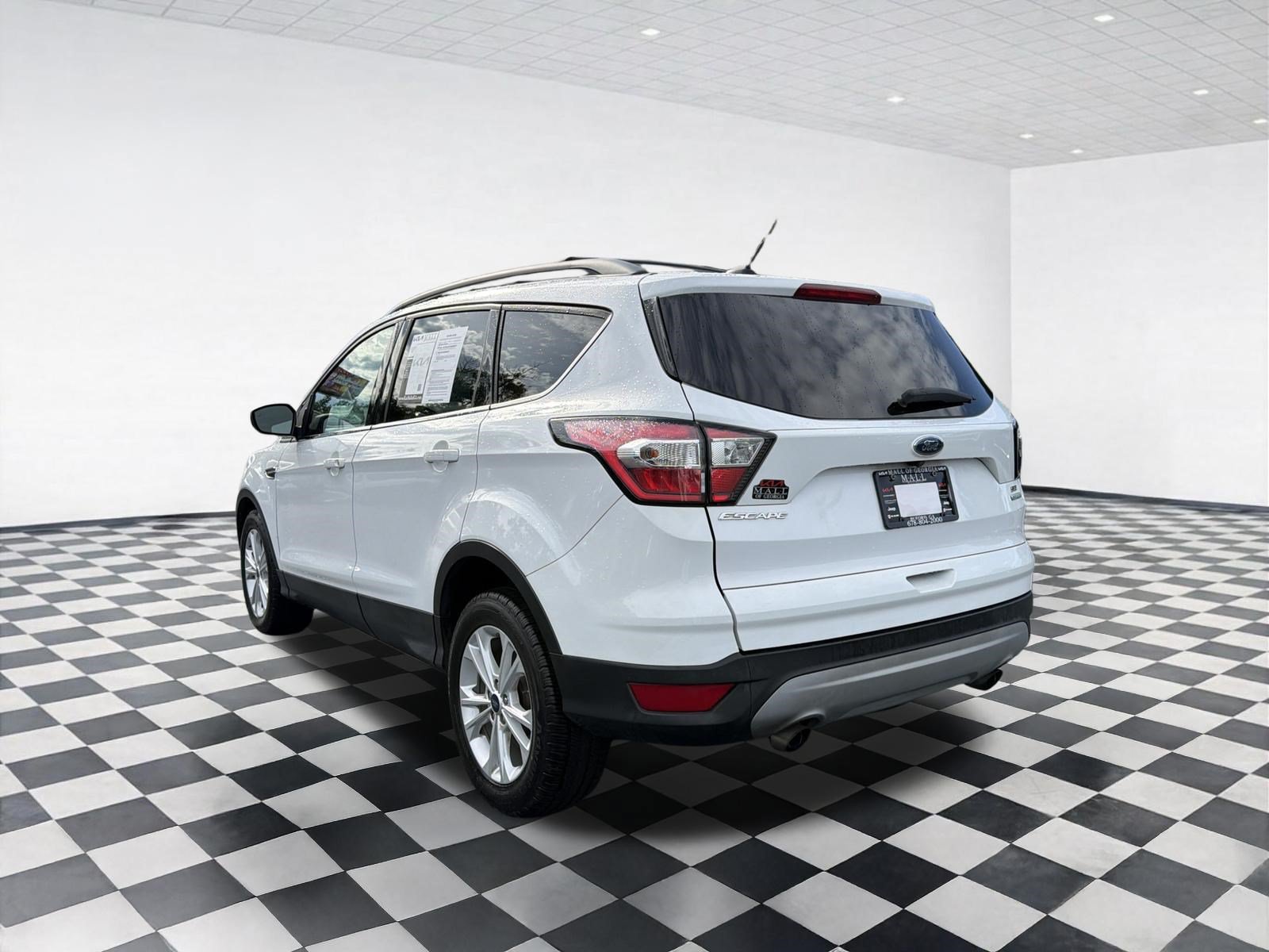 Used 2018 Ford Escape SE w/ Ford Safe & Smart Package FWD image 9