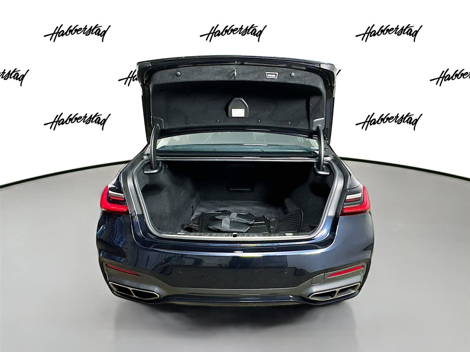 Used 2021 BMW M760i xDrive image 28
