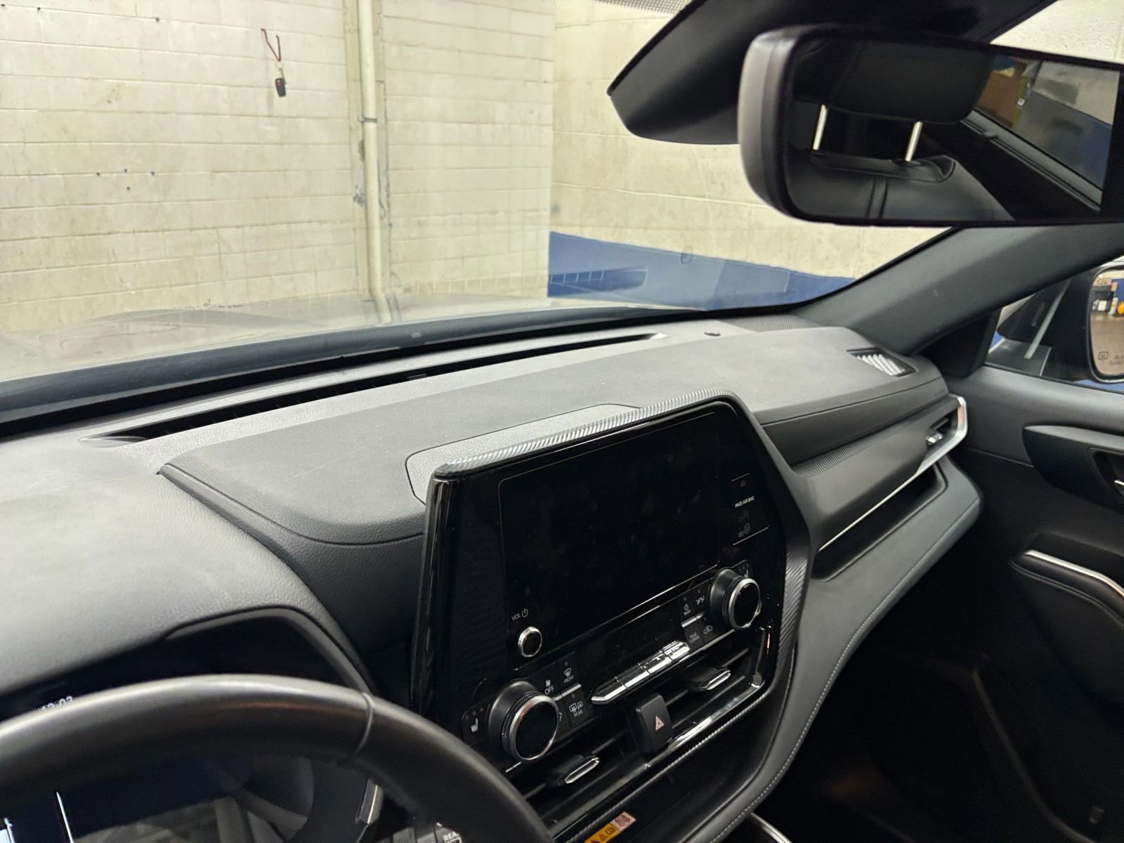 Used 2025 Toyota Highlander XSE AWD/4WD image 17