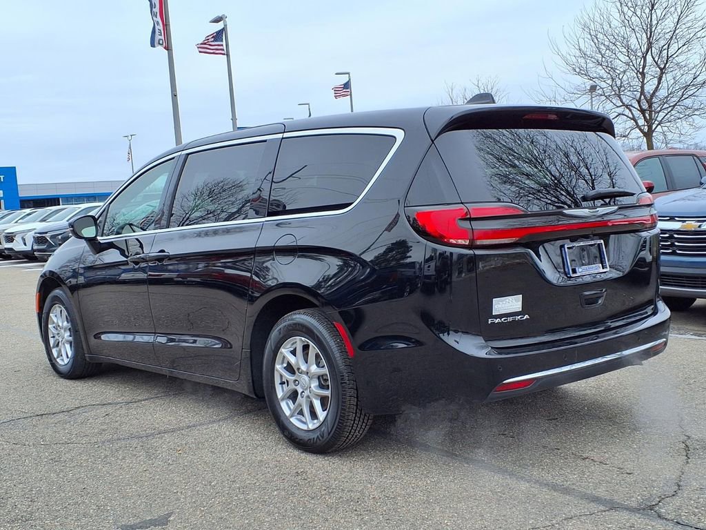 Used 2026 Chrysler Pacifica Select image 6