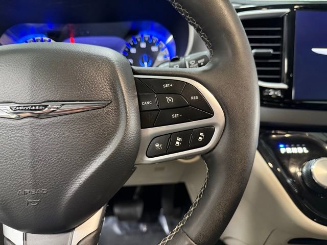 Used 2024 Chrysler Pacifica Touring-L image 16