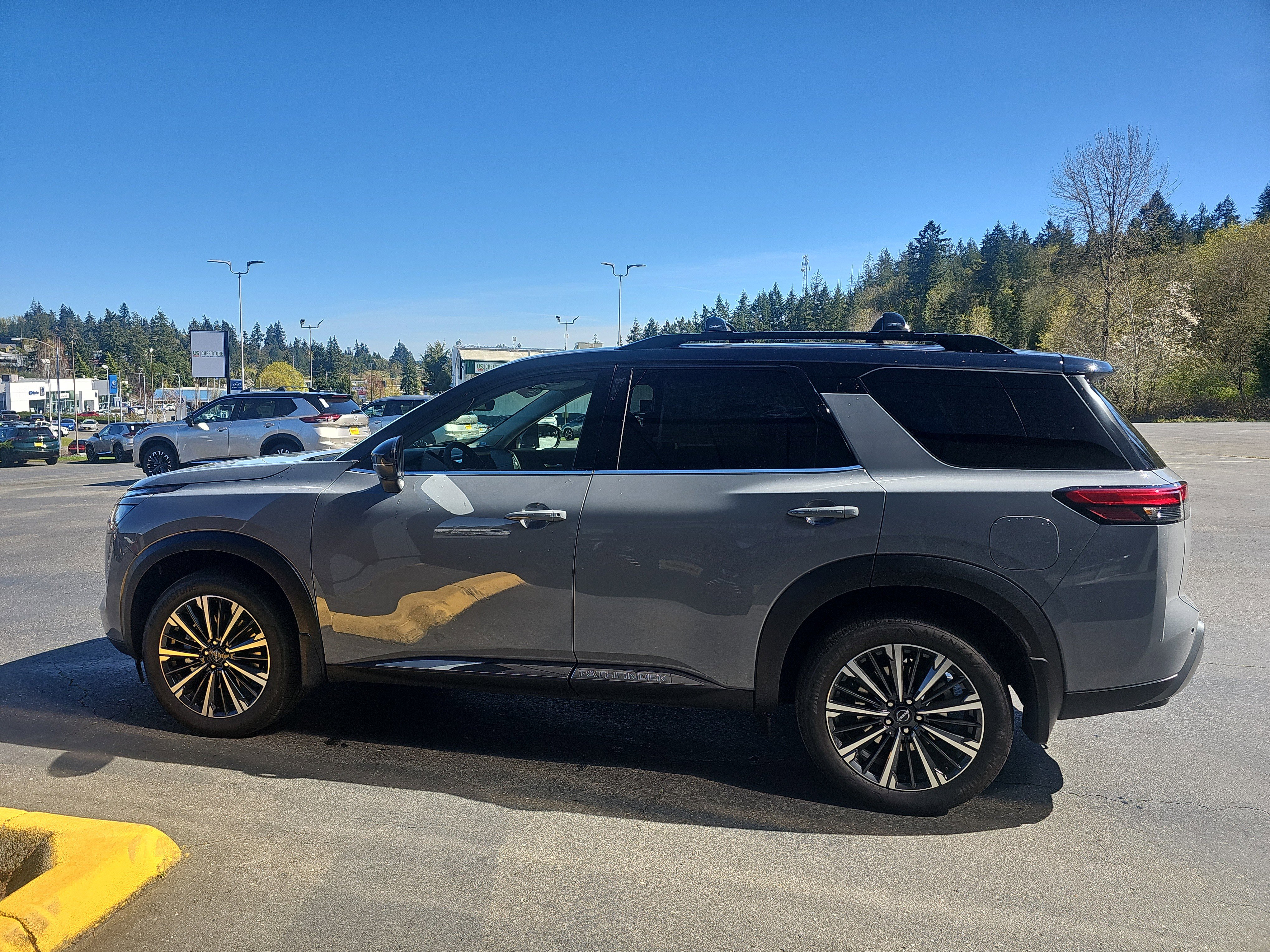 Used 2026 Nissan Pathfinder Platinum image 2