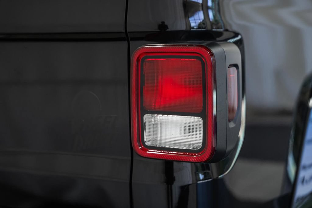 Used 2023 Jeep Gladiator Sport AWD/4WD image 6