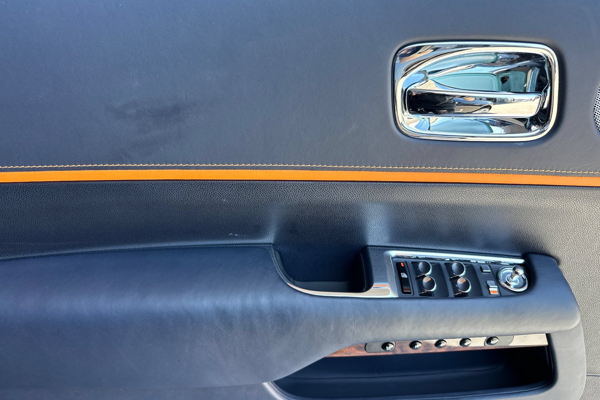 Used 2019 Rolls-Royce Dawn RWD image 13