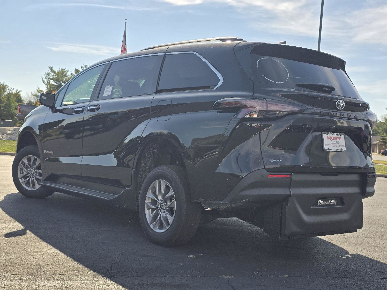 Used 2026 Toyota Sienna XLE FWD image 5