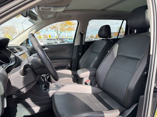 Used 2021 Volkswagen Tiguan SE w/ Panoramic Sunroof Package image 23