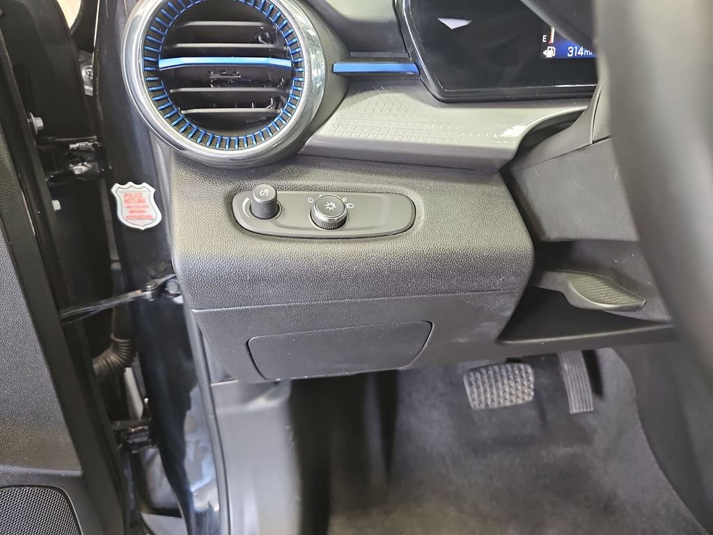 Used 2025 Chevrolet Trax LT w/ LT Convenience Package FWD image 24