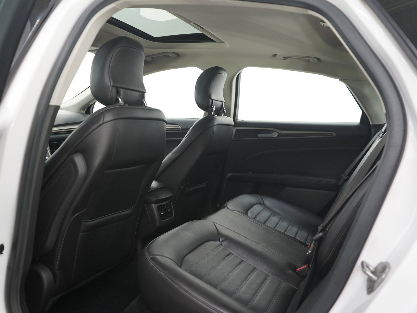 Used 2014 Ford Fusion SE w/ Equipment Group 202A FWD image 16