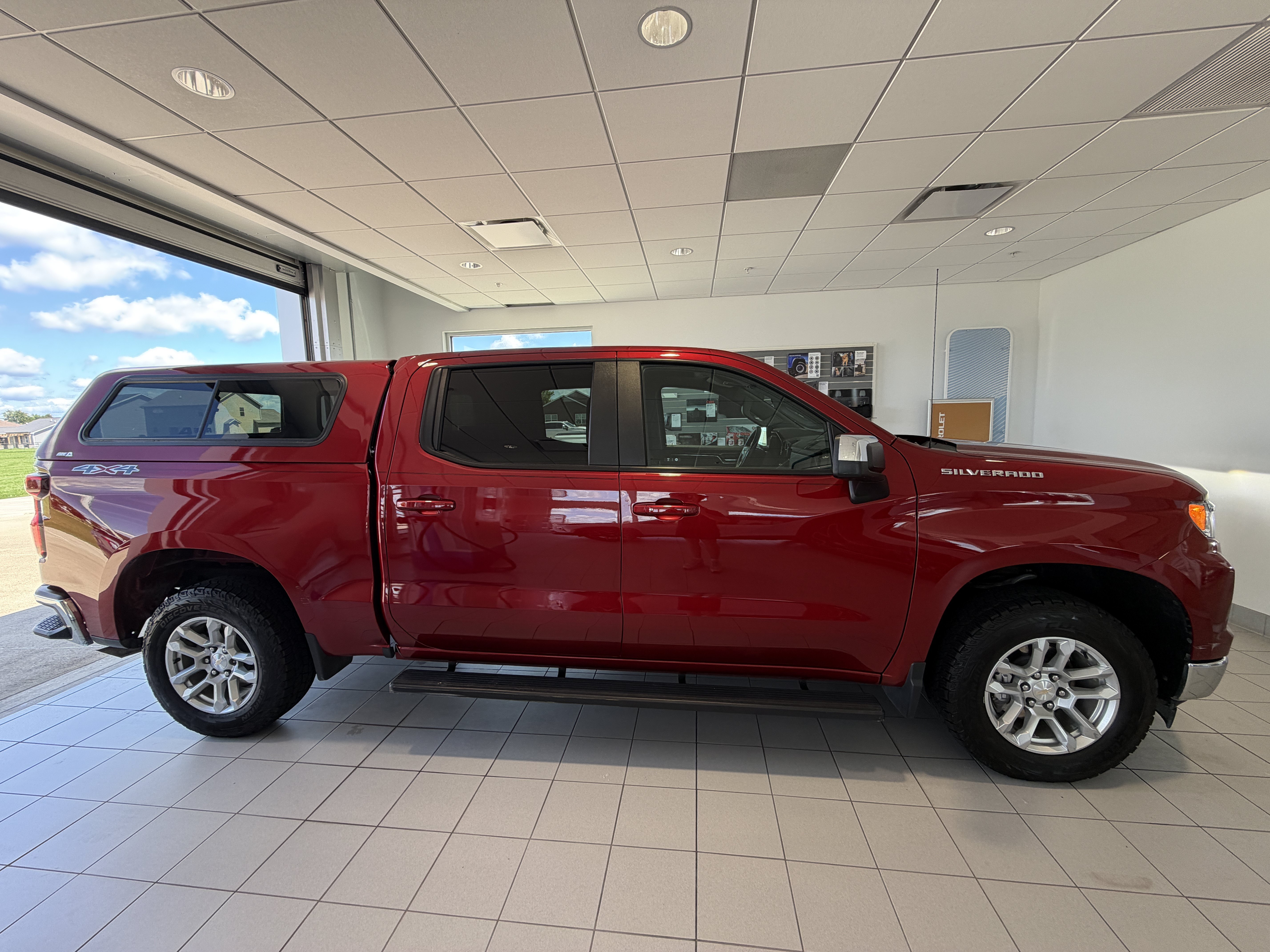Used 2023 Chevrolet Silverado 1500 LT AWD/4WD image 6