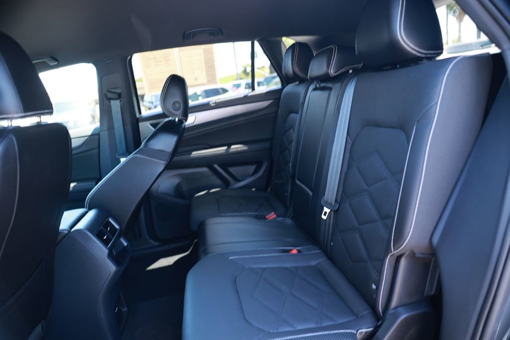Used 2024 Volkswagen Atlas Cross Sport SE FWD image 34