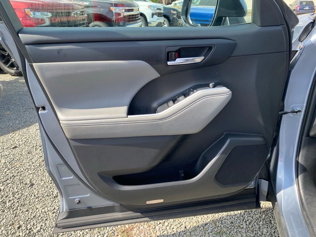 Used 2021 Toyota Highlander XLE image 9