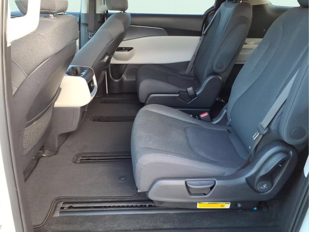 Used 2024 Kia Carnival LX FWD image 17
