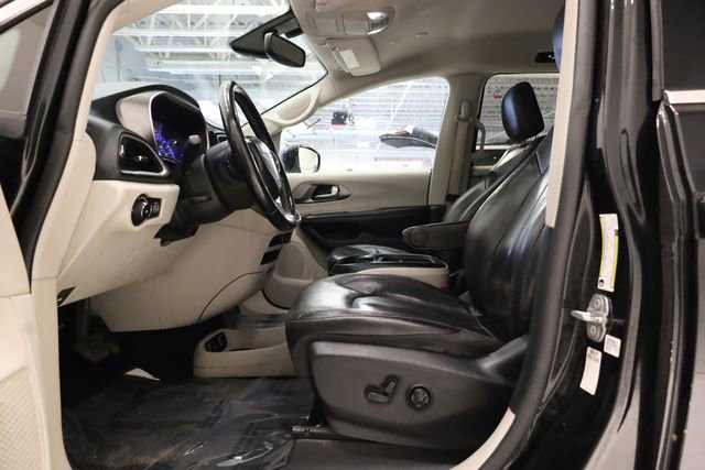 Used 2020 Chrysler Pacifica Touring-L image 12