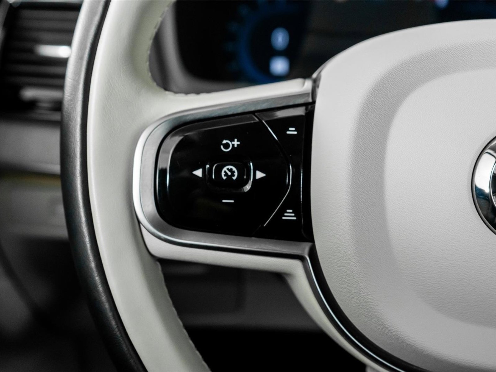 Used 2025 Volvo XC90 B6 Ultra w/ Protection Package Premier image 44