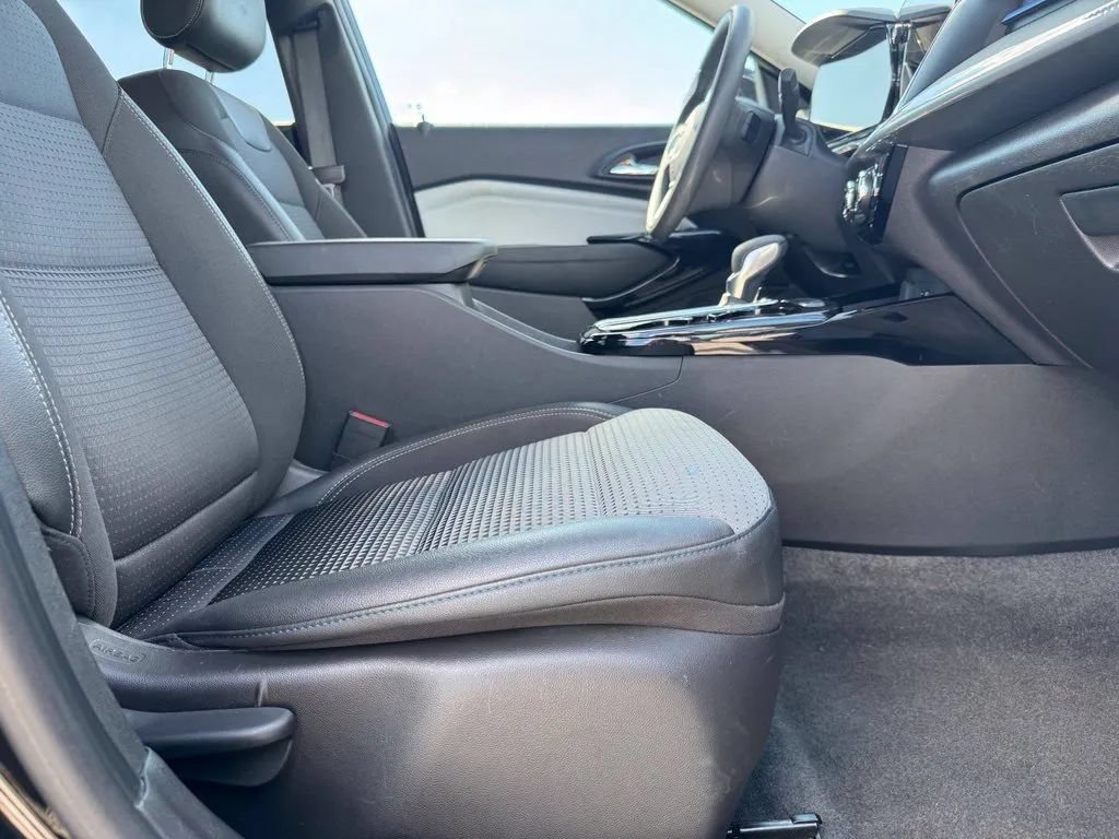 Used 2025 Chevrolet Trax LT FWD image 13