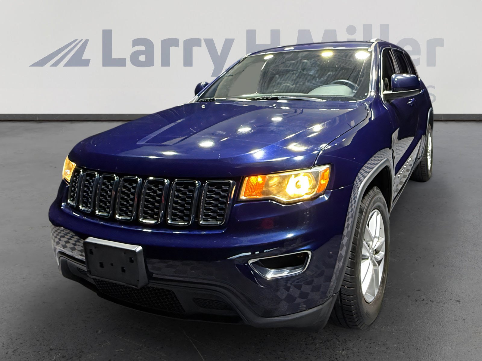 Used 2017 Jeep Grand Cherokee Laredo w/ Quick Order Package 23E AWD/4WD image 1