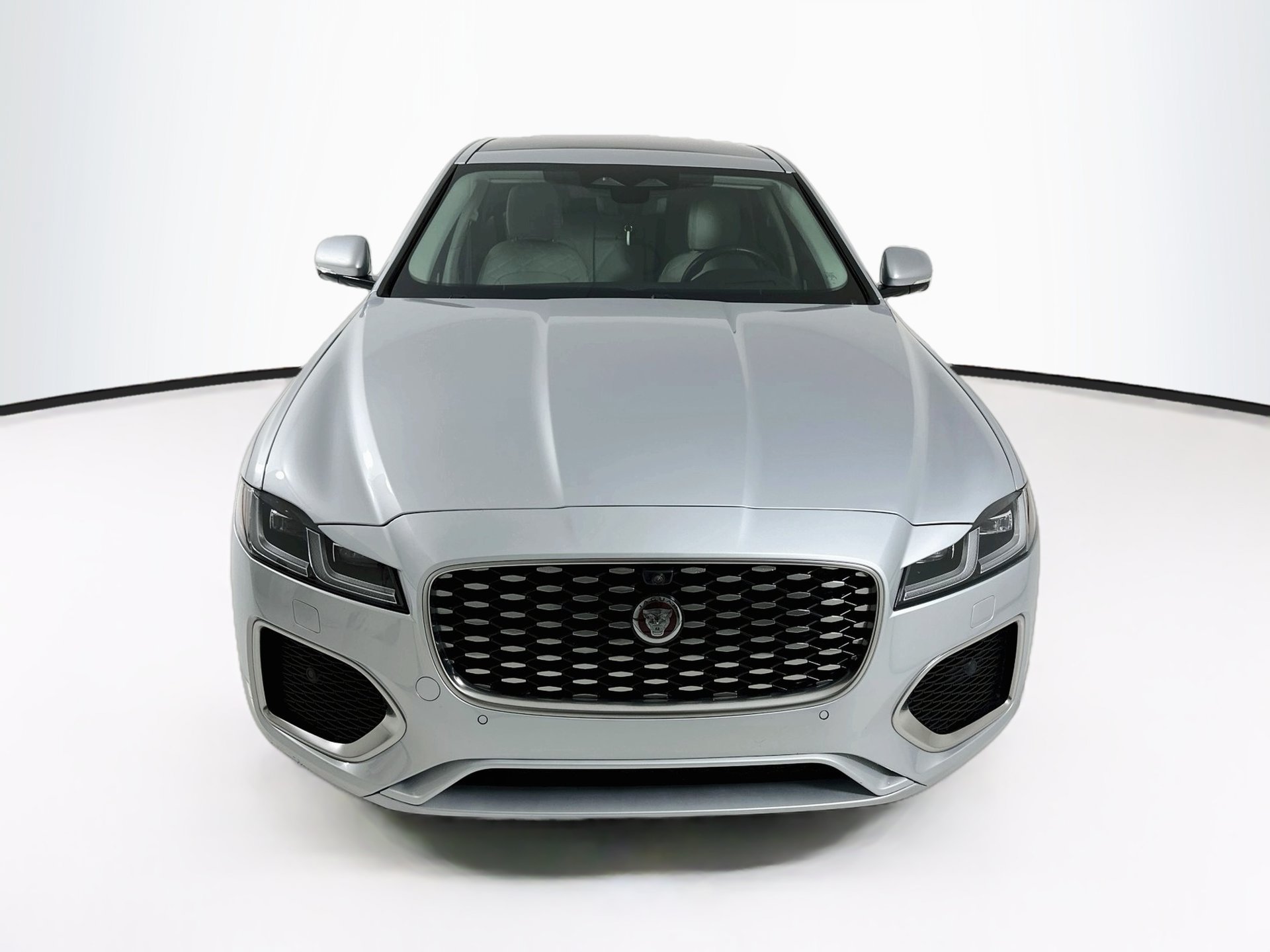 Used 2021 Jaguar XF SE RWD image 2