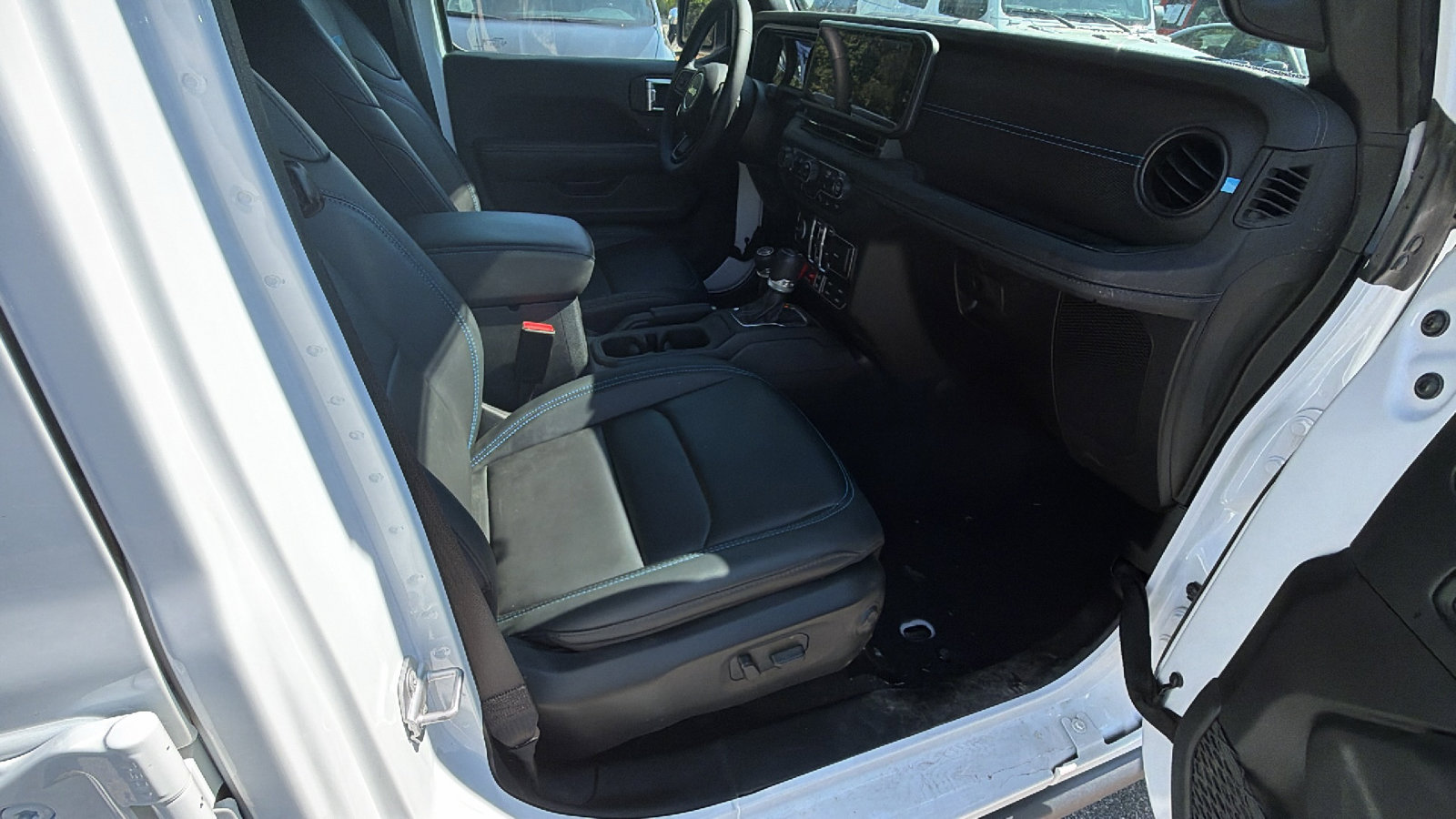 Used 2025 Jeep Wrangler Unlimited Rubicon 4xe AWD/4WD image 19