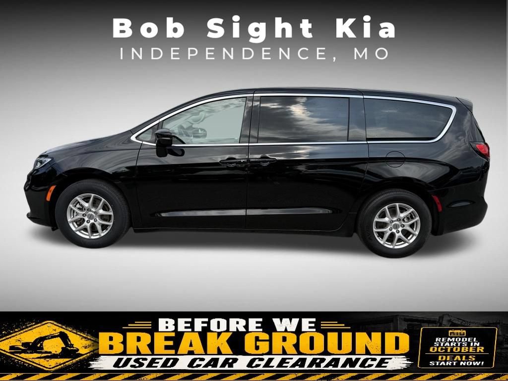 Used 2024 Chrysler Pacifica Touring-L FWD image 5