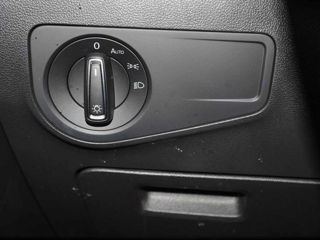 Used 2022 Volkswagen Tiguan SE w/ Panoramic Sunroof Package image 22