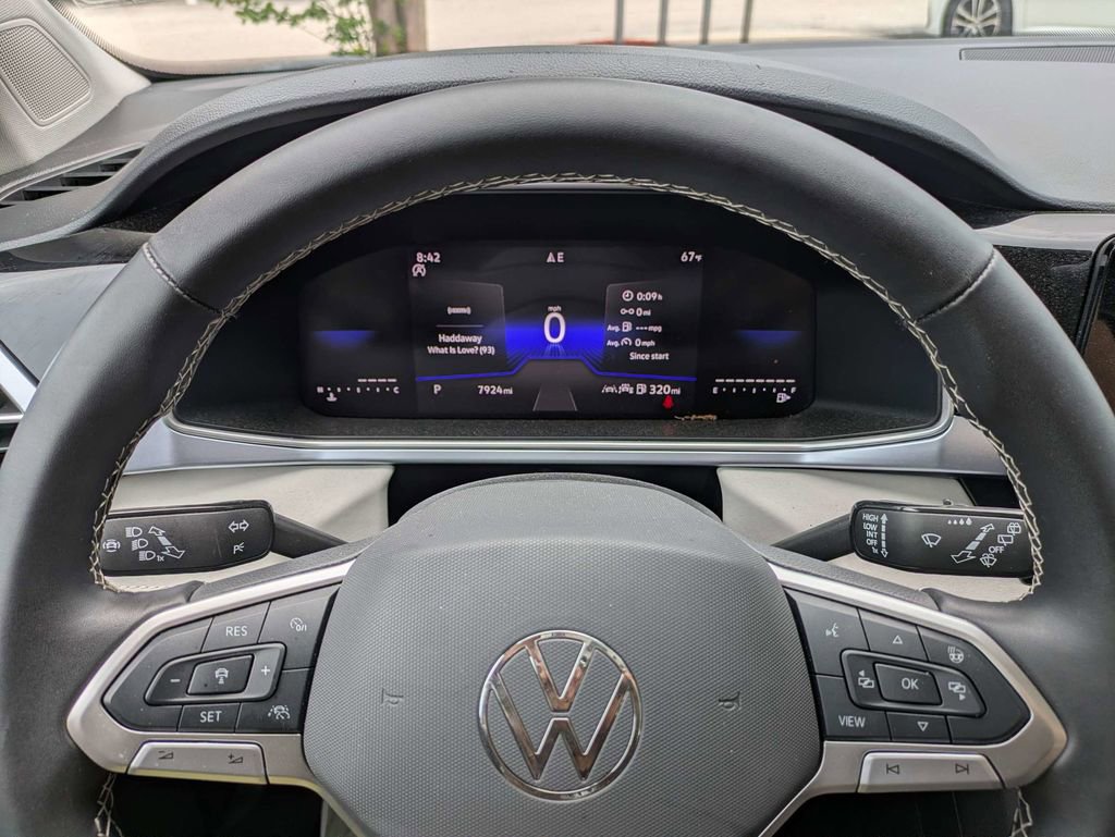 Certified 2025 Volkswagen Taos SE w/ Panoramic Sunroof Package image 37