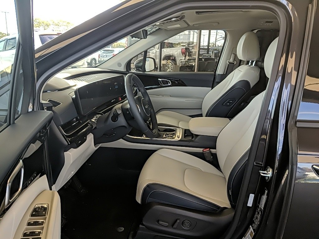 Used 2025 Kia Carnival SX Prestige image 11