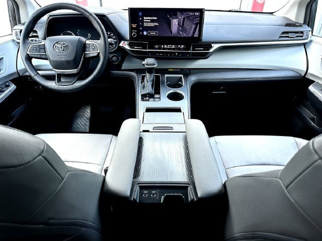 Used 2025 Toyota Sienna XLE FWD image 29