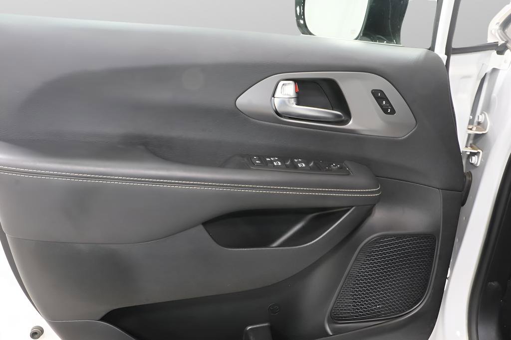 Used 2025 Chrysler Pacifica Select FWD image 21