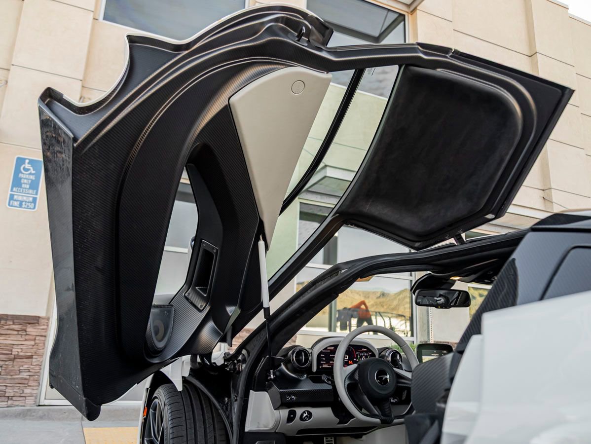 Used 2019 McLaren Senna RWD image 13