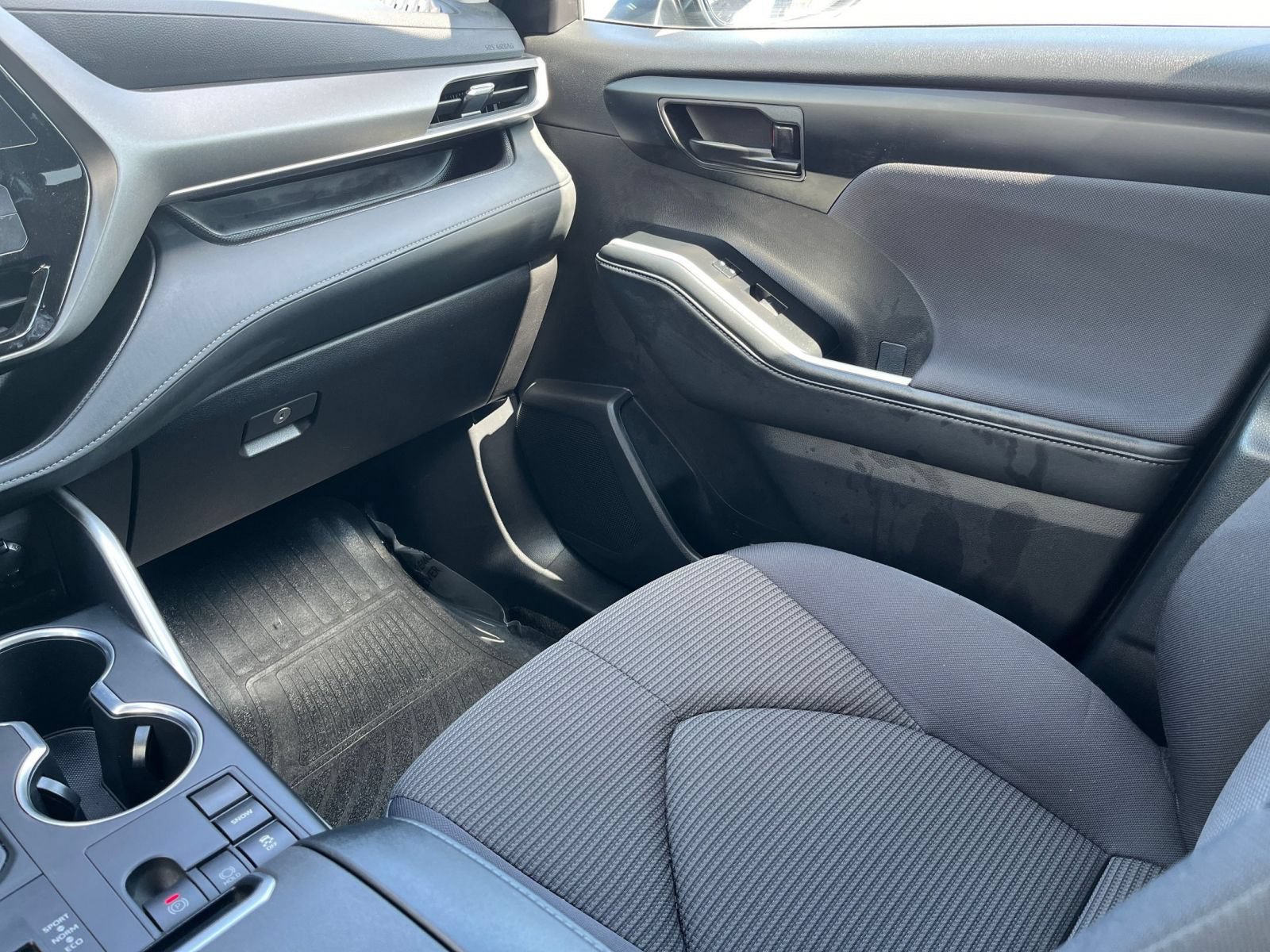 Used 2025 Toyota Highlander LE FWD image 39