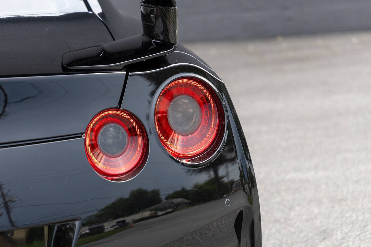 Used 2017 Nissan GT-R Premium w/ Premium Interior Package AWD/4WD image 14