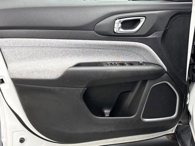 Used 2023 Jeep Compass Sport image 9