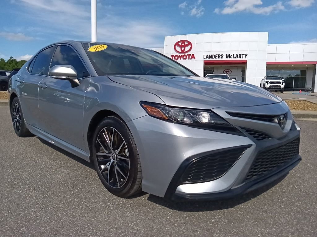 Used 2023 Toyota Camry SE FWD image 1