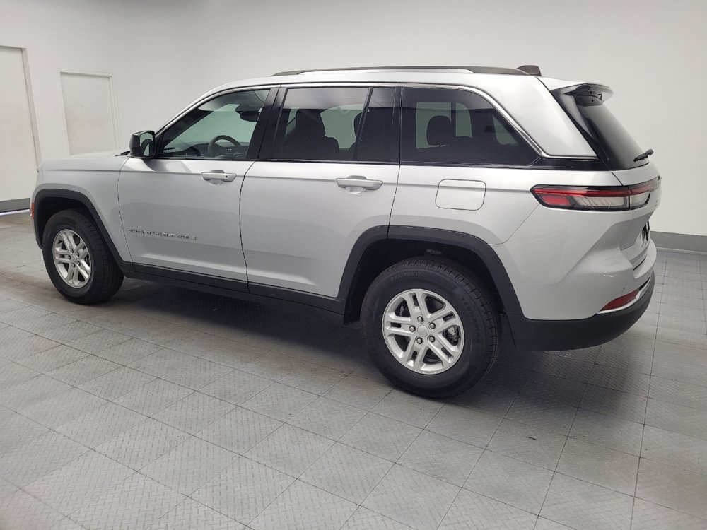 Used 2024 Jeep Grand Cherokee Laredo RWD image 3