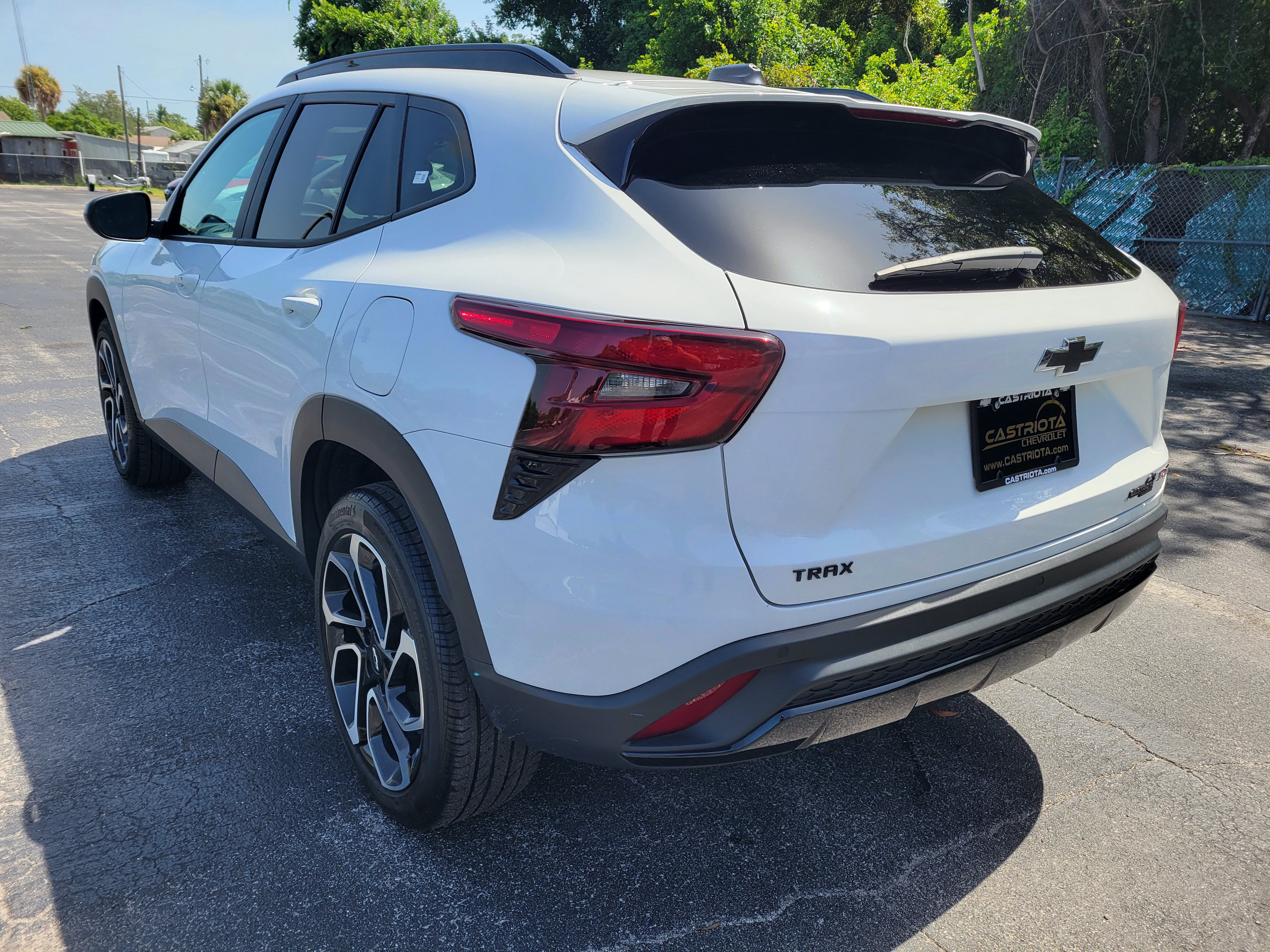 Certified 2024 Chevrolet Trax RS w/ Sunroof Package FWD image 9