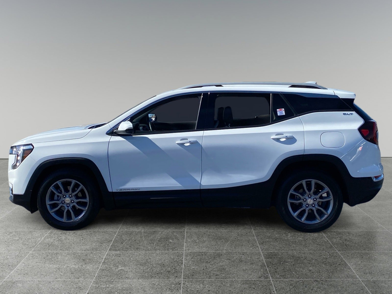 Used 2024 GMC Terrain SLT image 2