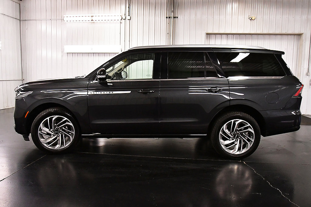 Used 2025 Lincoln Navigator Reserve AWD/4WD image 4