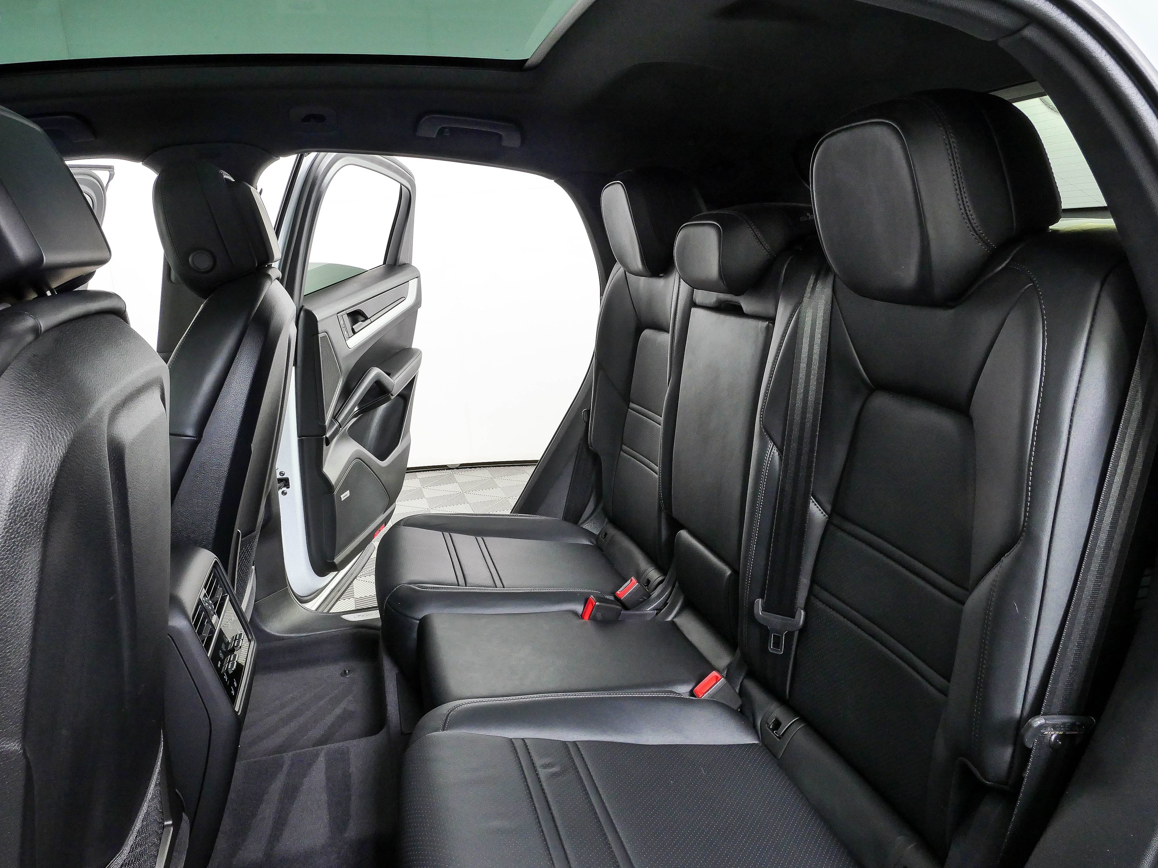 Certified 2025 Porsche Cayenne Coupe AWD/4WD image 23