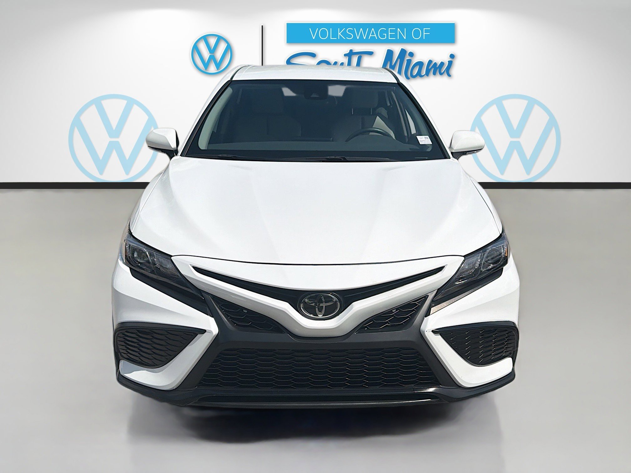 Used 2023 Toyota Camry SE w/ Convenience Package FWD image 2