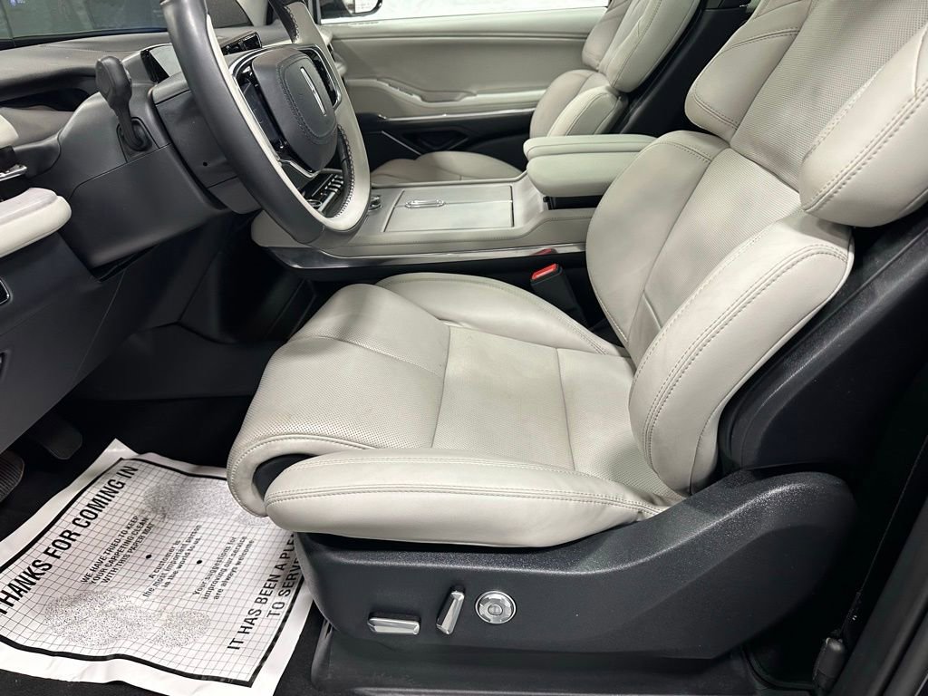 Used 2025 Lincoln Navigator Reserve image 13