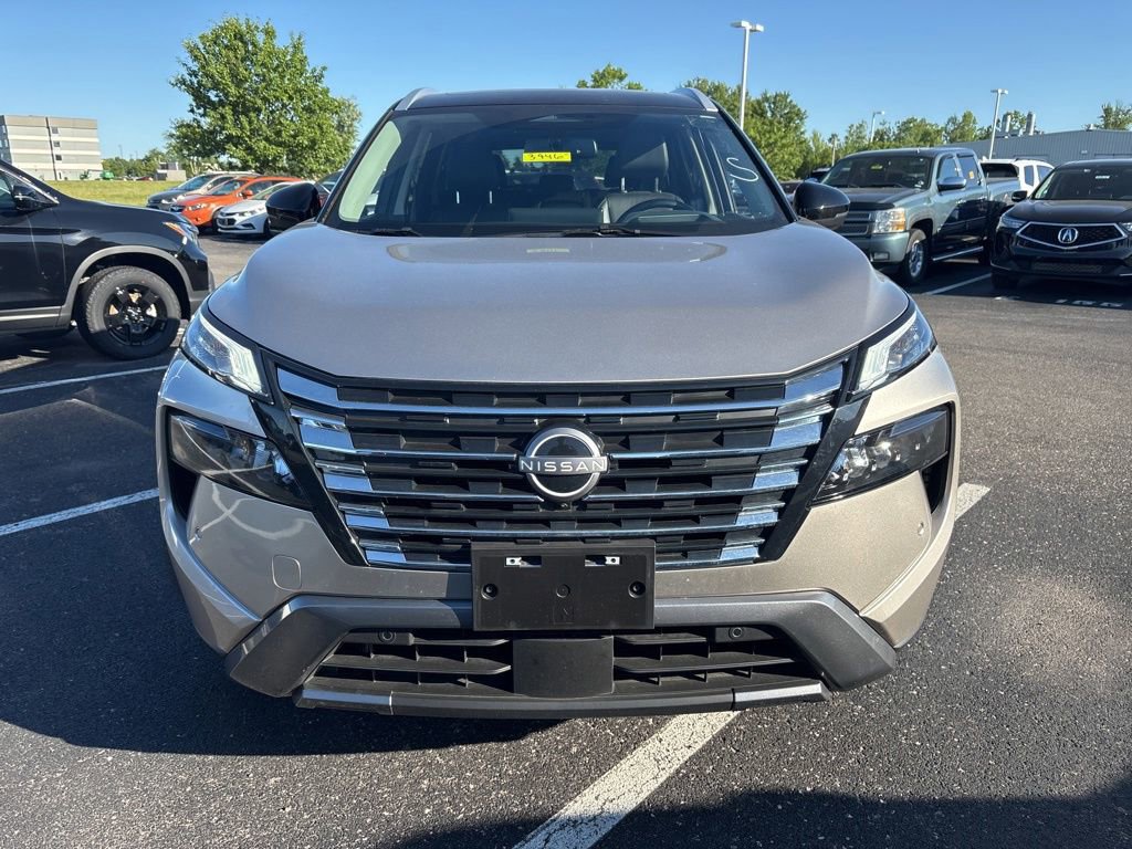 Used 2025 Nissan Rogue SL w/ Tech Package AWD/4WD image 2