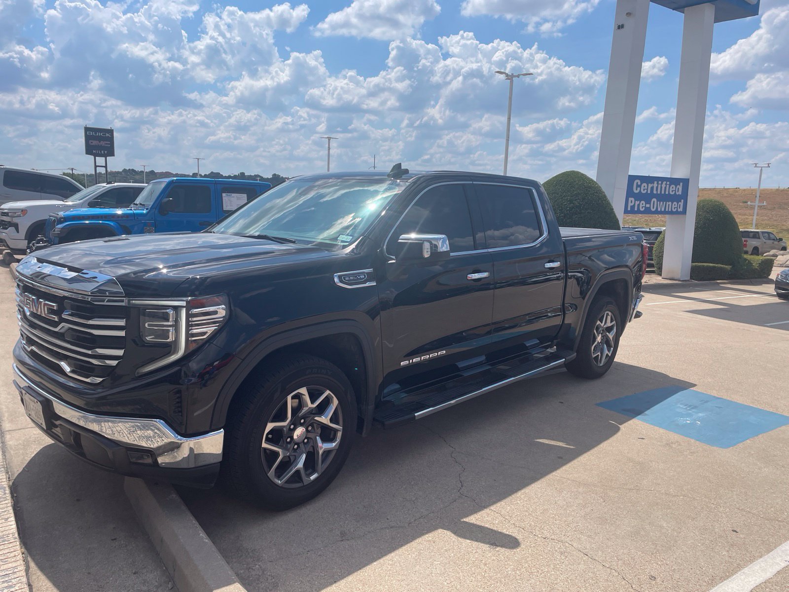 Used 2023 GMC Sierra 1500 SLT w/ SLT Premium Package AWD/4WD image 17