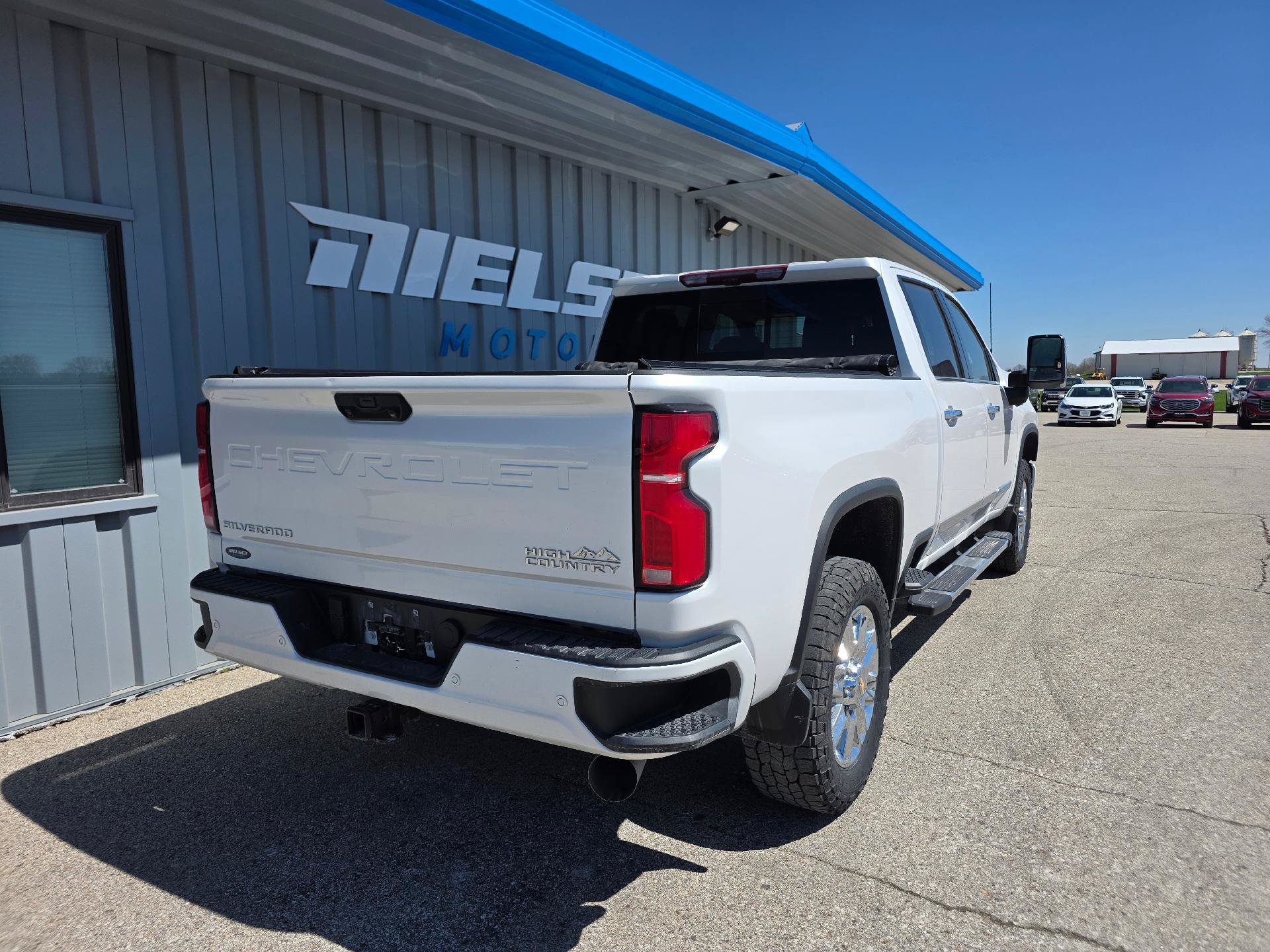 Used 2024 Chevrolet Silverado 2500 High Country w/ Technology Package AWD/4WD image 6