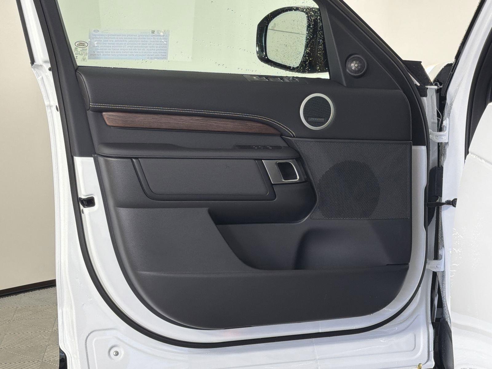 New 2026 Land Rover Discovery Dynamic SE image 21