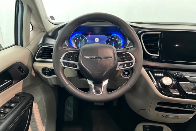Used 2023 Chrysler Pacifica Touring-L FWD image 12