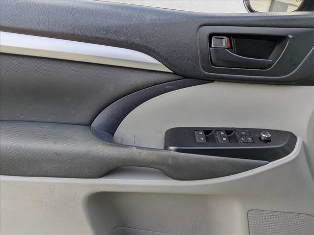Used 2018 Toyota Highlander LE image 11