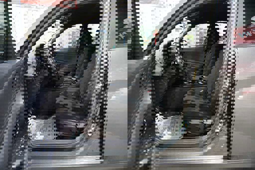 Used 2025 Hyundai Elantra Sport image 16