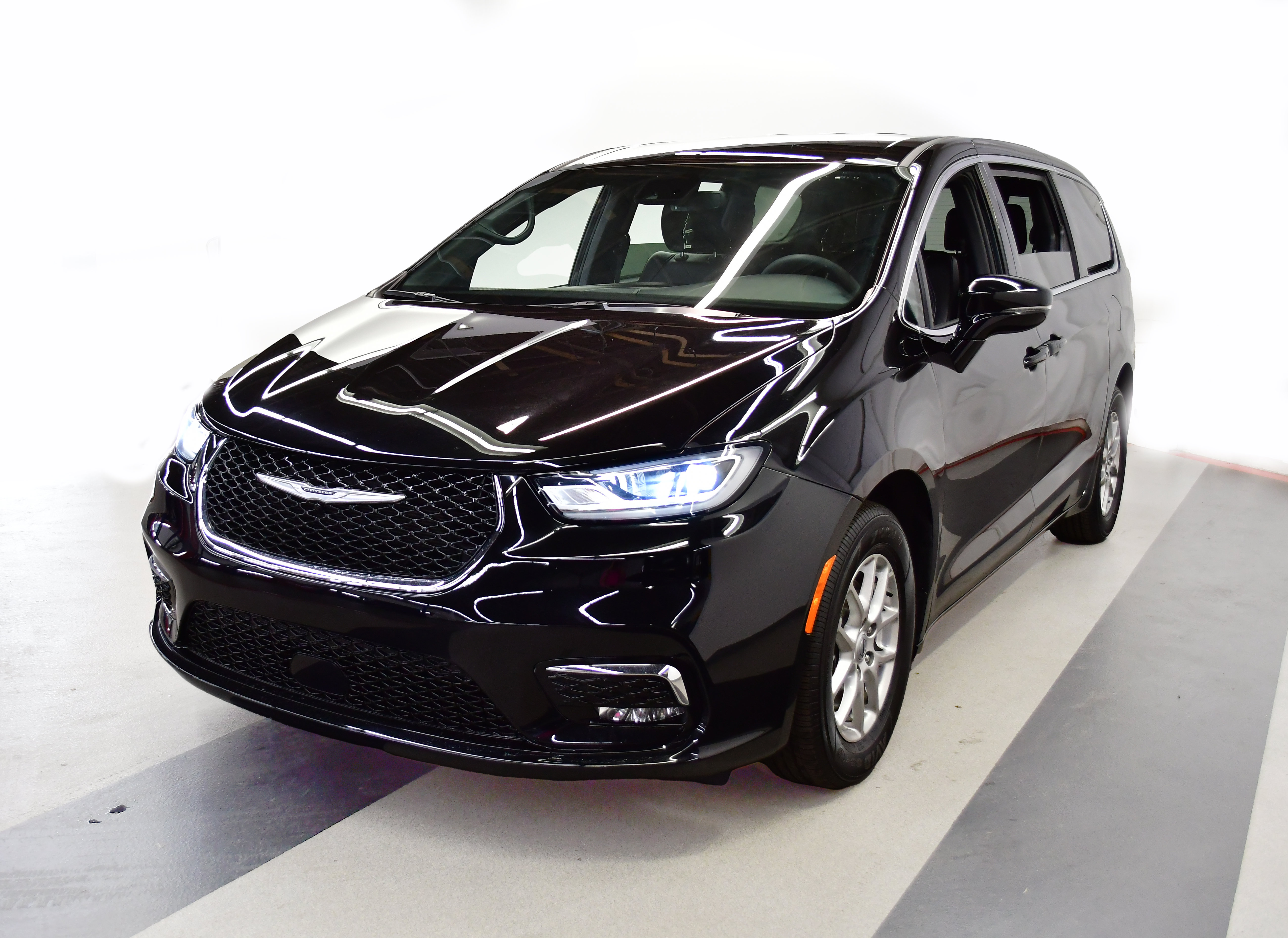 Used 2025 Chrysler Pacifica Select FWD image 4